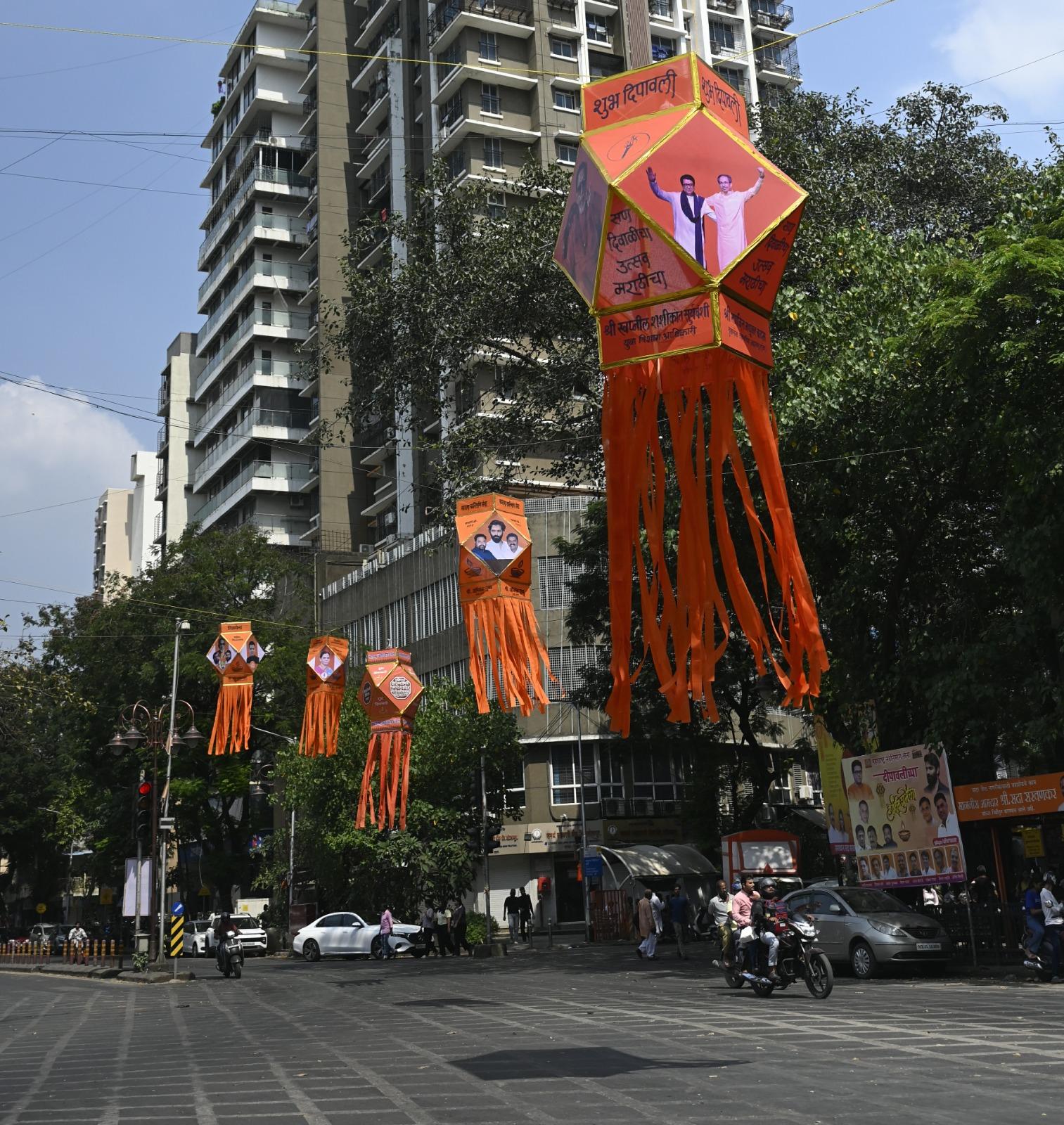 बुधवार को उद्धव ठाकरे, राज ठाकरे और अन्य विपक्षी दलों के नेताओं ने मतदाता सूची में अनियमितताओं को लेकर एक संयुक्त प्रेस कॉन्फ्रेंस भी की थी.